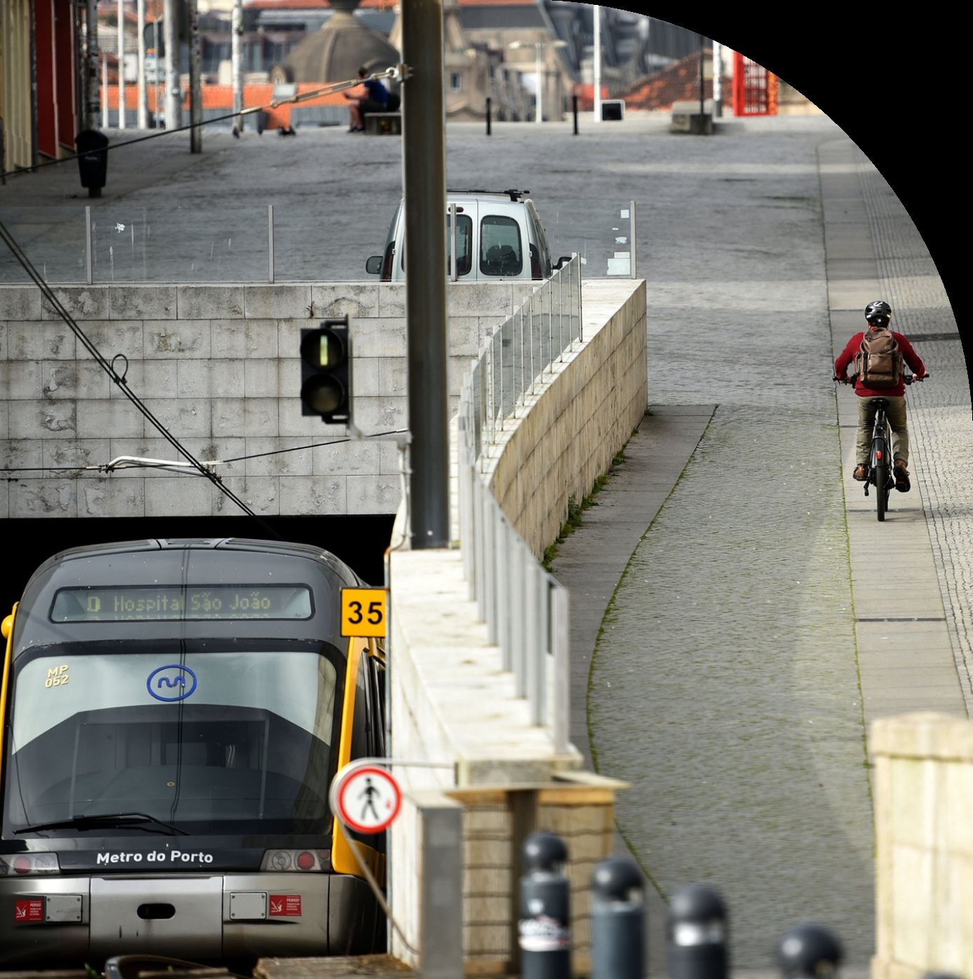 Poema exibido nas telas do metrô do Porto